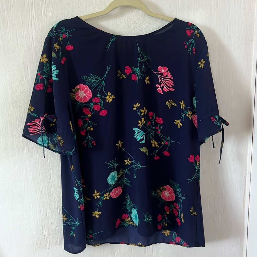 VAN HEUSEN Elegant Woman Flower Blouse